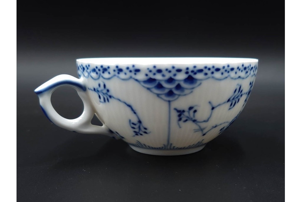 デンマーク製　ROYAL COPENHAGEN(ロイヤルコペンハーゲン)　ブルーフルーテッド　フルレース(コーヒーカップ)・ハーフレース(ティーカップ)のカップ&ソーサー3客セット　(R-085953)