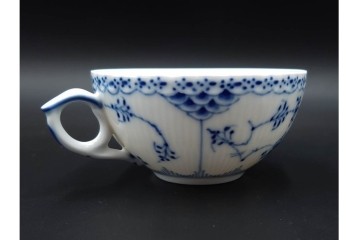 デンマーク製　ROYAL COPENHAGEN(ロイヤルコペンハーゲン)　ブルーフルーテッド　フルレース(コーヒーカップ)・ハーフレース(ティーカップ)のカップ&ソーサー3客セット　(R-085953)