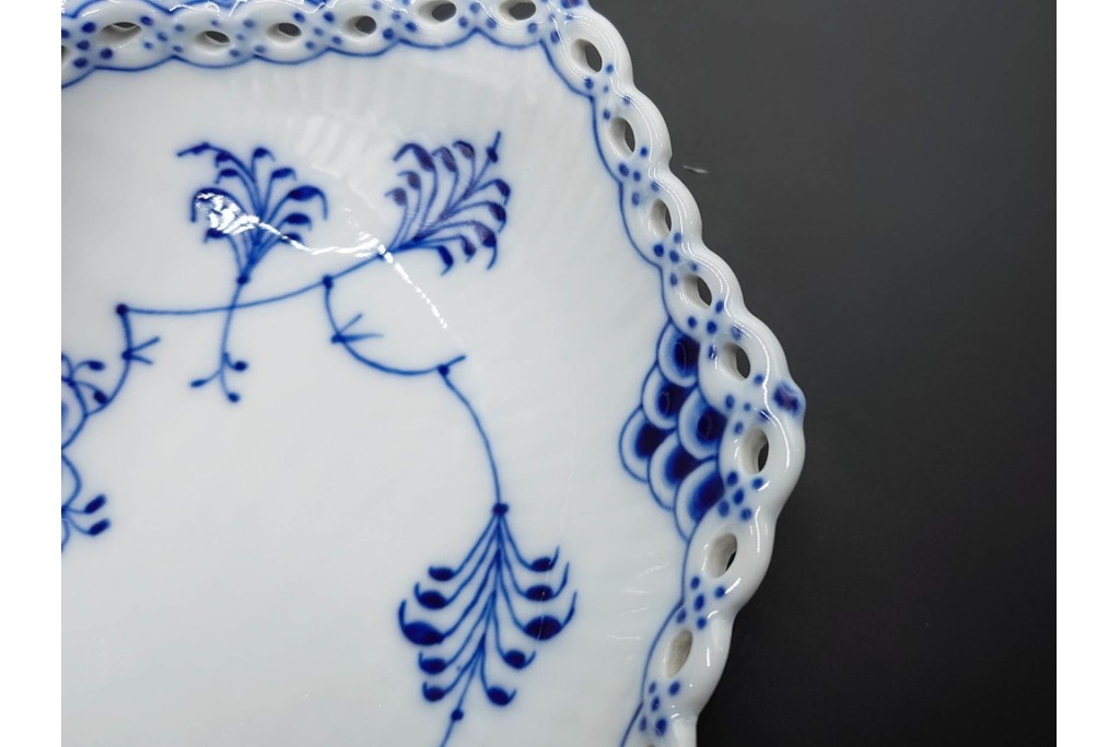 デンマーク製　ROYAL COPENHAGEN(ロイヤルコペンハーゲン)　ブルーフルーテッド　フルレース　透かしの縁飾りが優雅なシェルディッシュ　(R-085955)