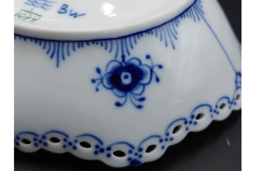 デンマーク製　ROYAL COPENHAGEN(ロイヤルコペンハーゲン)　ブルーフルーテッド　フルレース　透かしの縁飾りが優雅なシェルディッシュ　(R-085955)