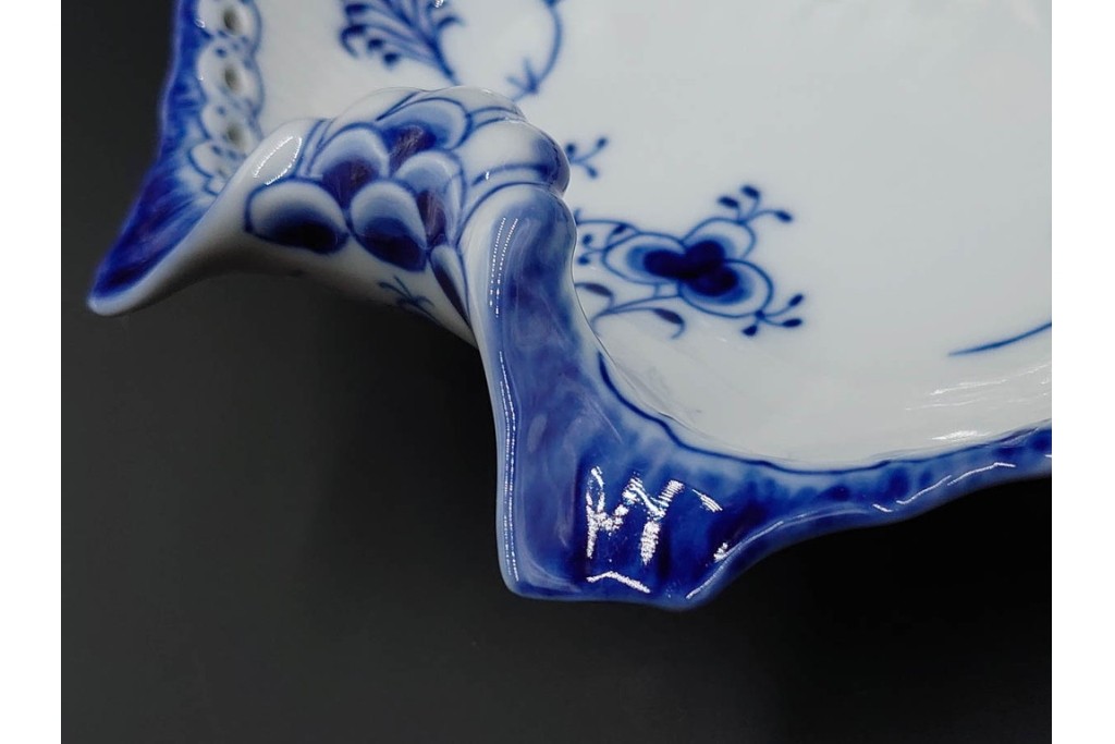 デンマーク製　ROYAL COPENHAGEN(ロイヤルコペンハーゲン)　ブルーフルーテッド　フルレース　透かしの縁飾りが優雅なシェルディッシュ　(R-085955)