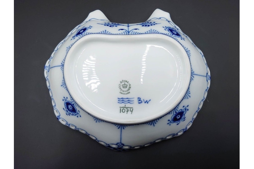 デンマーク製　ROYAL COPENHAGEN(ロイヤルコペンハーゲン)　ブルーフルーテッド　フルレース　透かしの縁飾りが優雅なシェルディッシュ　(R-085955)