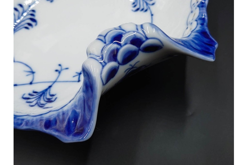 デンマーク製　ROYAL COPENHAGEN(ロイヤルコペンハーゲン)　ブルーフルーテッド　フルレース　透かしの縁飾りが優雅なシェルディッシュ　(R-085955)