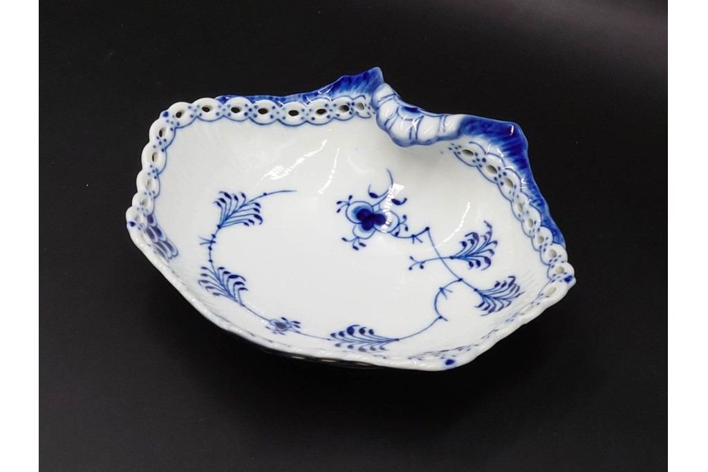 デンマーク製　ROYAL COPENHAGEN(ロイヤルコペンハーゲン)　ブルーフルーテッド　フルレース　透かしの縁飾りが優雅なシェルディッシュ　(R-085955)