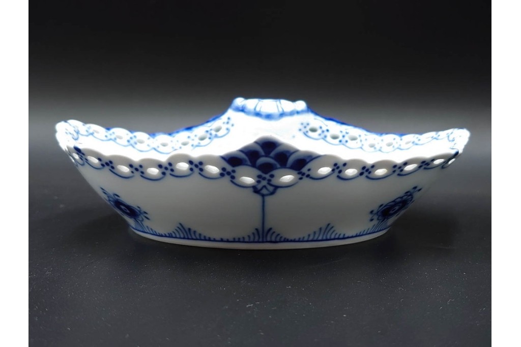 デンマーク製　ROYAL COPENHAGEN(ロイヤルコペンハーゲン)　ブルーフルーテッド　フルレース　透かしの縁飾りが優雅なシェルディッシュ　(R-085955)