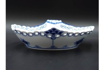 デンマーク製　ROYAL COPENHAGEN(ロイヤルコペンハーゲン)　ブルーフルーテッド　フルレース　透かしの縁飾りが優雅なシェルディッシュ　(R-085955)