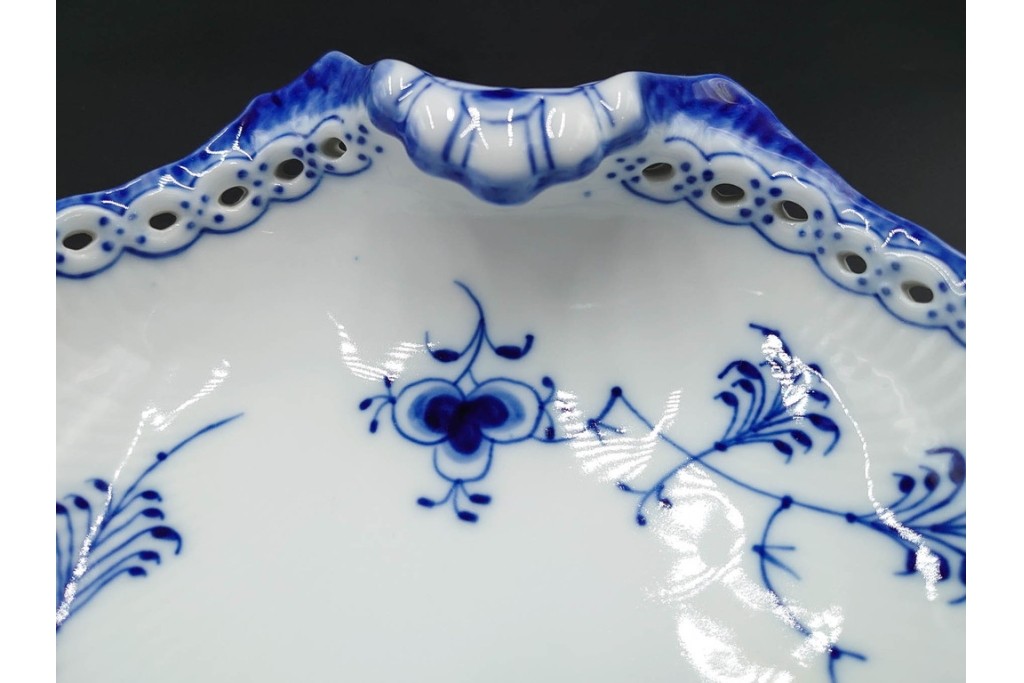 デンマーク製　ROYAL COPENHAGEN(ロイヤルコペンハーゲン)　ブルーフルーテッド　フルレース　透かしの縁飾りが優雅なシェルディッシュ　(R-085955)