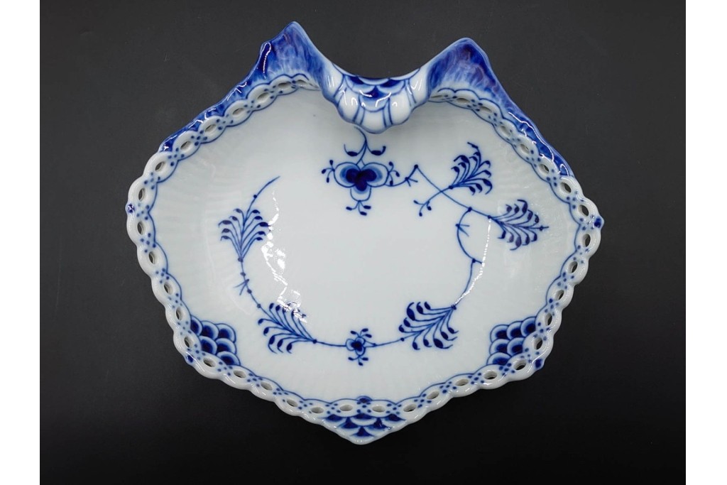 デンマーク製　ROYAL COPENHAGEN(ロイヤルコペンハーゲン)　ブルーフルーテッド　フルレース　透かしの縁飾りが優雅なシェルディッシュ　(R-085955)