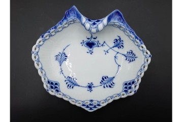 デンマーク製　ROYAL COPENHAGEN(ロイヤルコペンハーゲン)　ブルーフルーテッド　フルレース　透かしの縁飾りが優雅なシェルディッシュ　(R-085955)