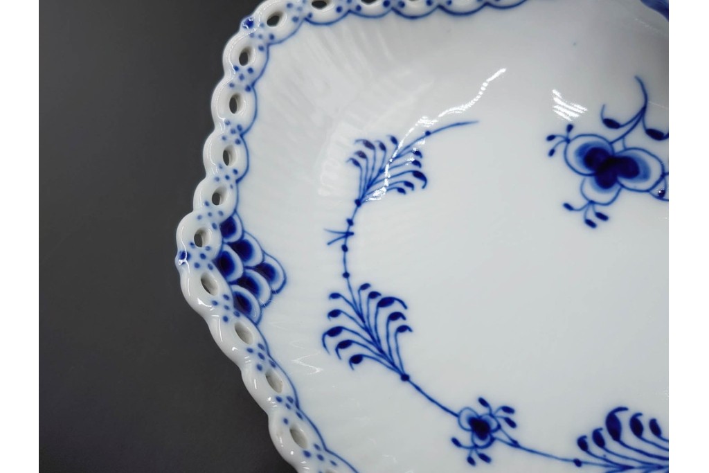 デンマーク製　ROYAL COPENHAGEN(ロイヤルコペンハーゲン)　ブルーフルーテッド　フルレース　透かしの縁飾りが優雅なシェルディッシュ　(R-085955)