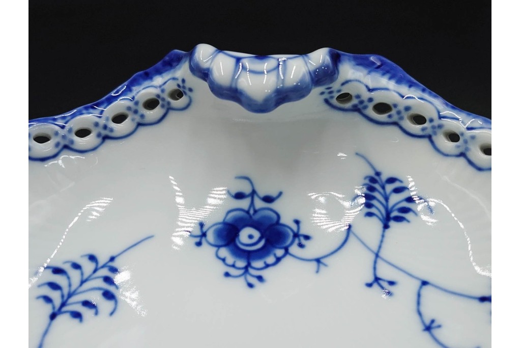 デンマーク製　ROYAL COPENHAGEN(ロイヤルコペンハーゲン)　ブルーフルーテッド　フルレース　透かしの縁飾りが優雅なシェルディッシュ　外箱付き　(R-085956)