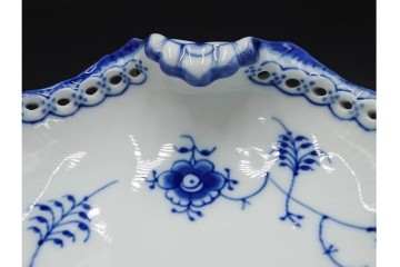 デンマーク製　ROYAL COPENHAGEN(ロイヤルコペンハーゲン)　ブルーフルーテッド　フルレース　透かしの縁飾りが優雅なシェルディッシュ　外箱付き　(R-085956)