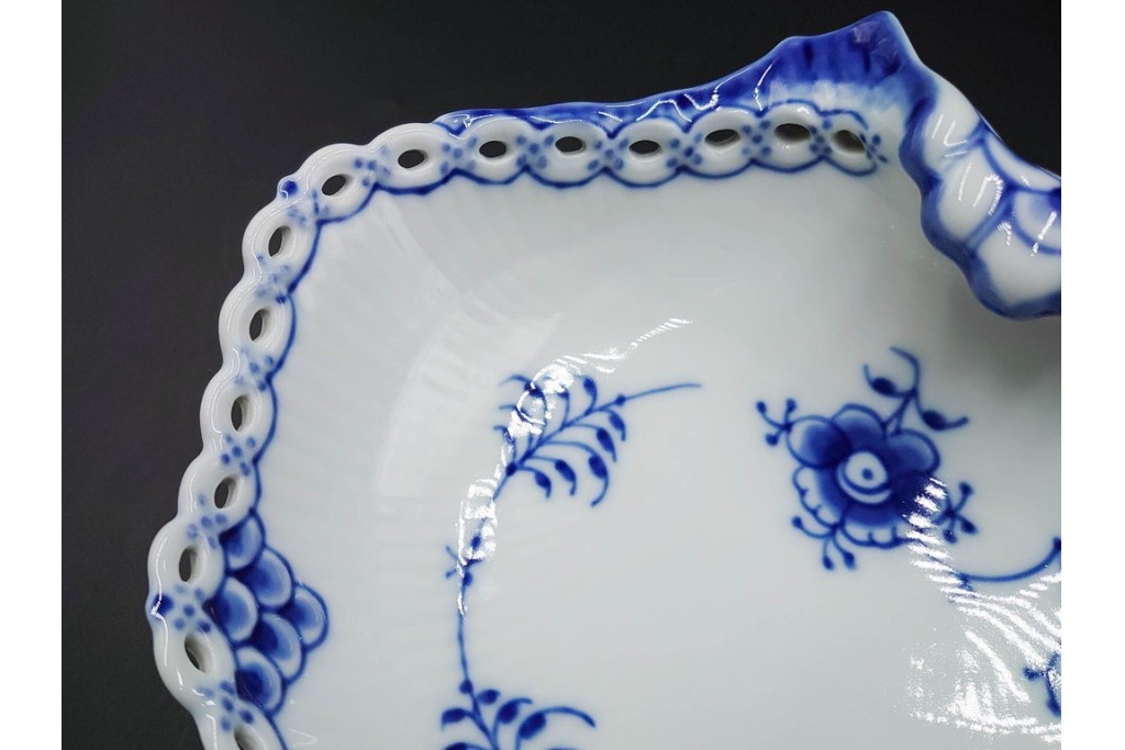 デンマーク製　ROYAL COPENHAGEN(ロイヤルコペンハーゲン)　ブルーフルーテッド　フルレース　透かしの縁飾りが優雅なシェルディッシュ　外箱付き　(R-085956)