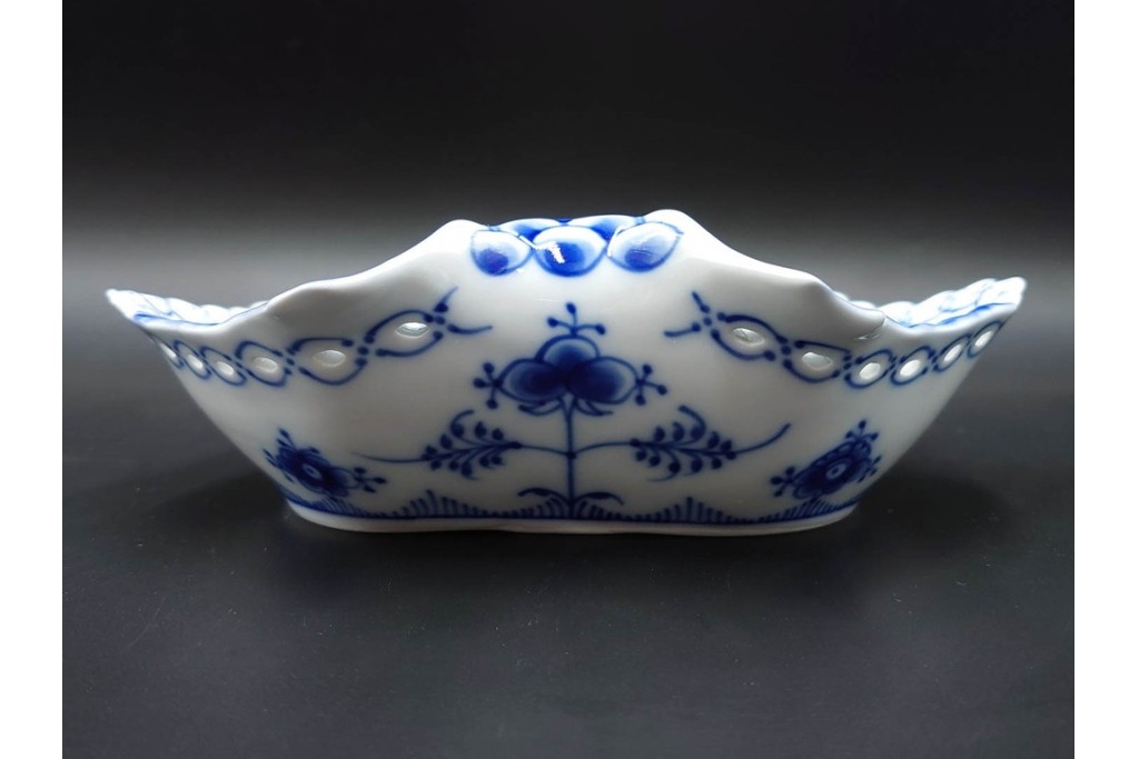 デンマーク製　ROYAL COPENHAGEN(ロイヤルコペンハーゲン)　ブルーフルーテッド　フルレース　透かしの縁飾りが優雅なシェルディッシュ　外箱付き　(R-085956)