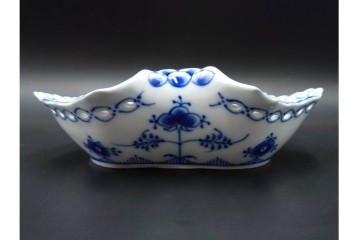 デンマーク製　ROYAL COPENHAGEN(ロイヤルコペンハーゲン)　ブルーフルーテッド　フルレース　透かしの縁飾りが優雅なシェルディッシュ　外箱付き　(R-085956)