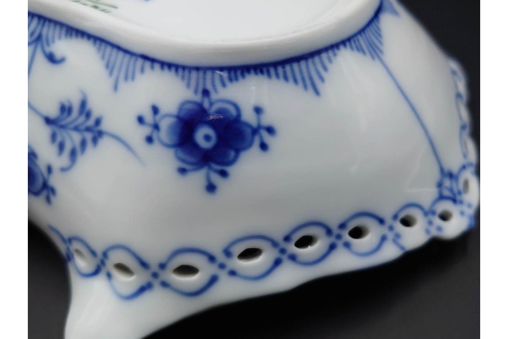 デンマーク製　ROYAL COPENHAGEN(ロイヤルコペンハーゲン)　ブルーフルーテッド　フルレース　透かしの縁飾りが優雅なシェルディッシュ　外箱付き　(R-085956)