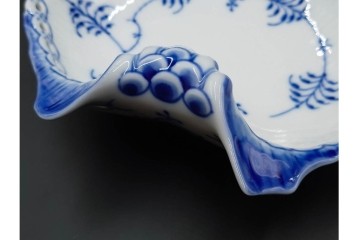 デンマーク製　ROYAL COPENHAGEN(ロイヤルコペンハーゲン)　ブルーフルーテッド　フルレース　透かしの縁飾りが優雅なシェルディッシュ　外箱付き　(R-085956)