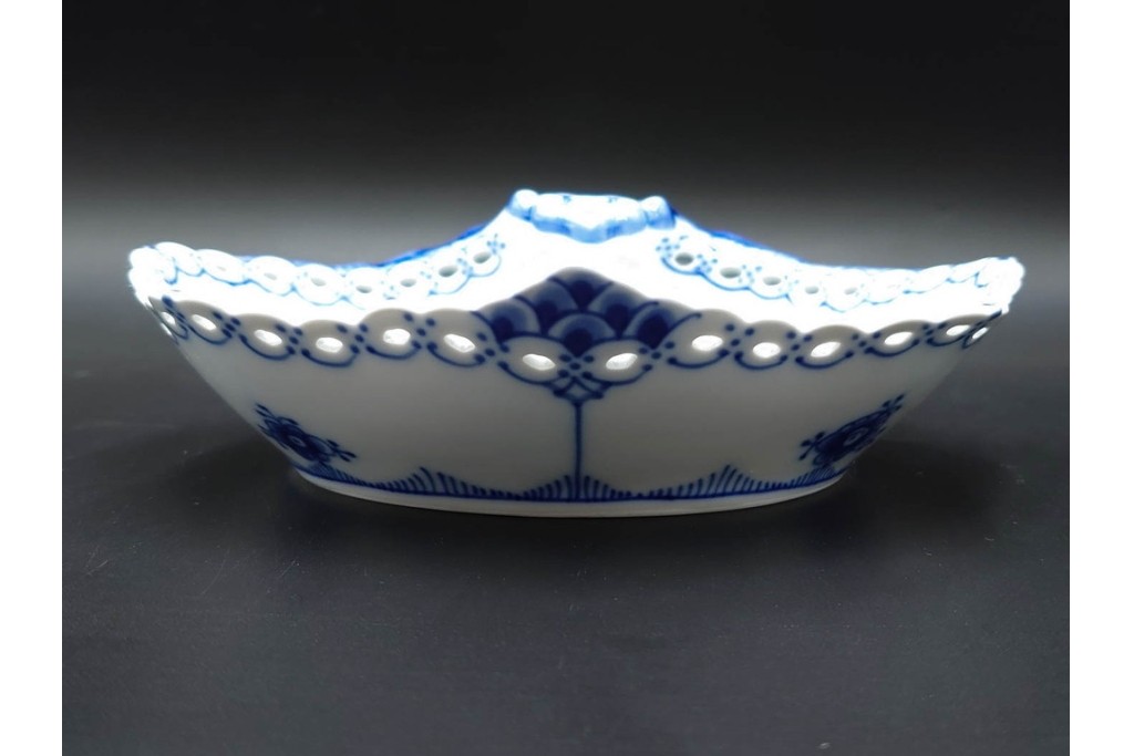 デンマーク製　ROYAL COPENHAGEN(ロイヤルコペンハーゲン)　ブルーフルーテッド　フルレース　透かしの縁飾りが優雅なシェルディッシュ　外箱付き　(R-085956)