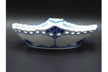 デンマーク製　ROYAL COPENHAGEN(ロイヤルコペンハーゲン)　ブルーフルーテッド　フルレース　透かしの縁飾りが優雅なシェルディッシュ　外箱付き　(R-085956)