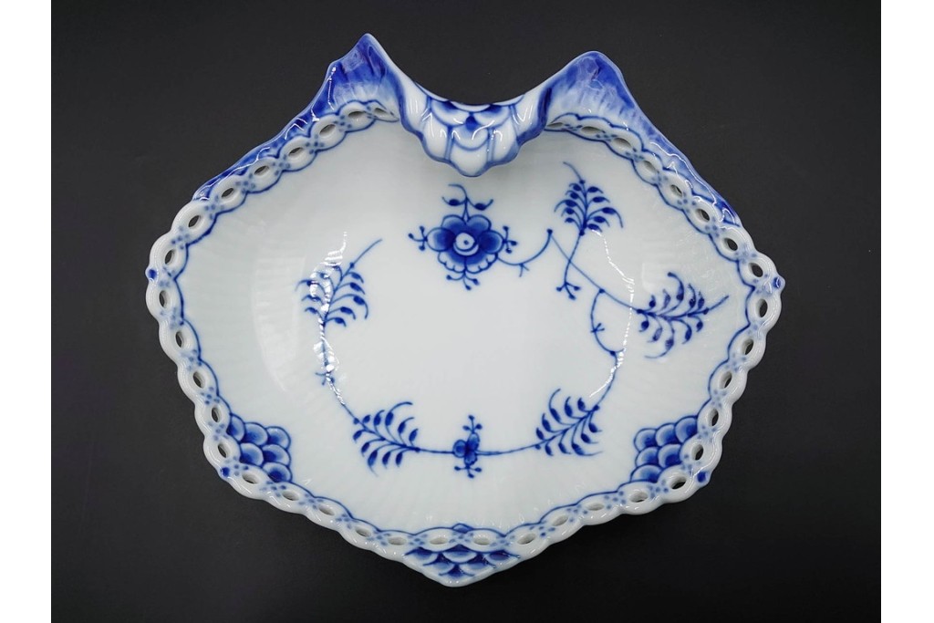 デンマーク製　ROYAL COPENHAGEN(ロイヤルコペンハーゲン)　ブルーフルーテッド　フルレース　透かしの縁飾りが優雅なシェルディッシュ　外箱付き　(R-085956)