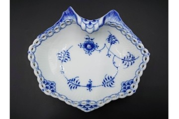 デンマーク製　ROYAL COPENHAGEN(ロイヤルコペンハーゲン)　ブルーフルーテッド　フルレース　透かしの縁飾りが優雅なシェルディッシュ　外箱付き　(R-085956)