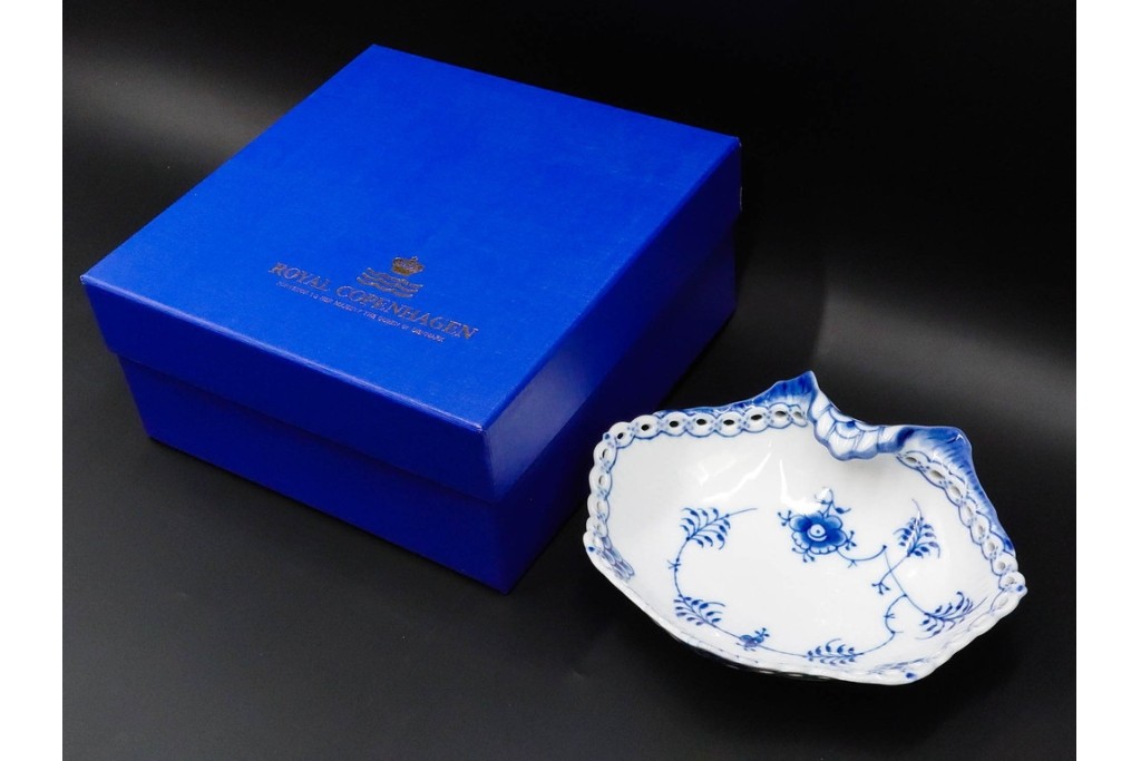 デンマーク製　ROYAL COPENHAGEN(ロイヤルコペンハーゲン)　ブルーフルーテッド　フルレース　透かしの縁飾りが優雅なシェルディッシュ　外箱付き　(R-085956)