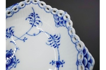 デンマーク製　ROYAL COPENHAGEN(ロイヤルコペンハーゲン)　ブルーフルーテッド　フルレース　透かしの縁飾りが優雅なシェルディッシュ　外箱付き　(R-085956)