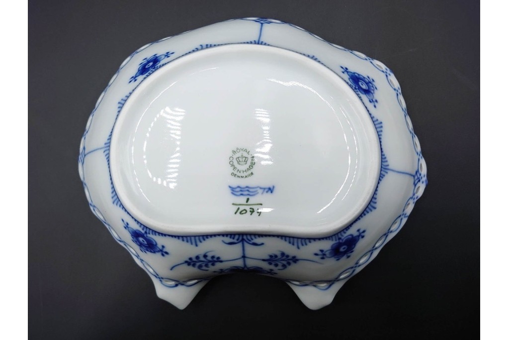 デンマーク製　ROYAL COPENHAGEN(ロイヤルコペンハーゲン)　ブルーフルーテッド　フルレース　透かしの縁飾りが優雅なシェルディッシュ　外箱付き　(R-085956)