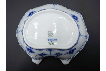 デンマーク製　ROYAL COPENHAGEN(ロイヤルコペンハーゲン)　ブルーフルーテッド　フルレース　透かしの縁飾りが優雅なシェルディッシュ　外箱付き　(R-085956)