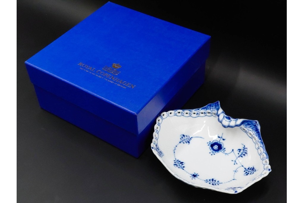 デンマーク製　ROYAL COPENHAGEN(ロイヤルコペンハーゲン)　ブルーフルーテッド　フルレース　透かしの縁飾りが優雅なシェルディッシュ　外箱付き　(R-085957)