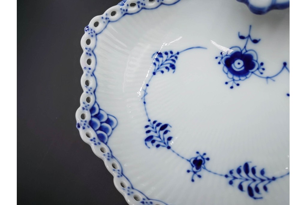 デンマーク製　ROYAL COPENHAGEN(ロイヤルコペンハーゲン)　ブルーフルーテッド　フルレース　透かしの縁飾りが優雅なシェルディッシュ　外箱付き　(R-085957)