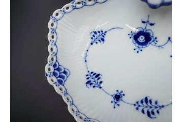 デンマーク製　ROYAL COPENHAGEN(ロイヤルコペンハーゲン)　ブルーフルーテッド　フルレース　透かしの縁飾りが優雅なシェルディッシュ　外箱付き　(R-085957)