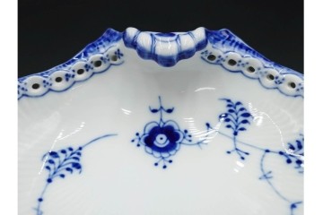 デンマーク製　ROYAL COPENHAGEN(ロイヤルコペンハーゲン)　ブルーフルーテッド　フルレース　透かしの縁飾りが優雅なシェルディッシュ　外箱付き　(R-085957)