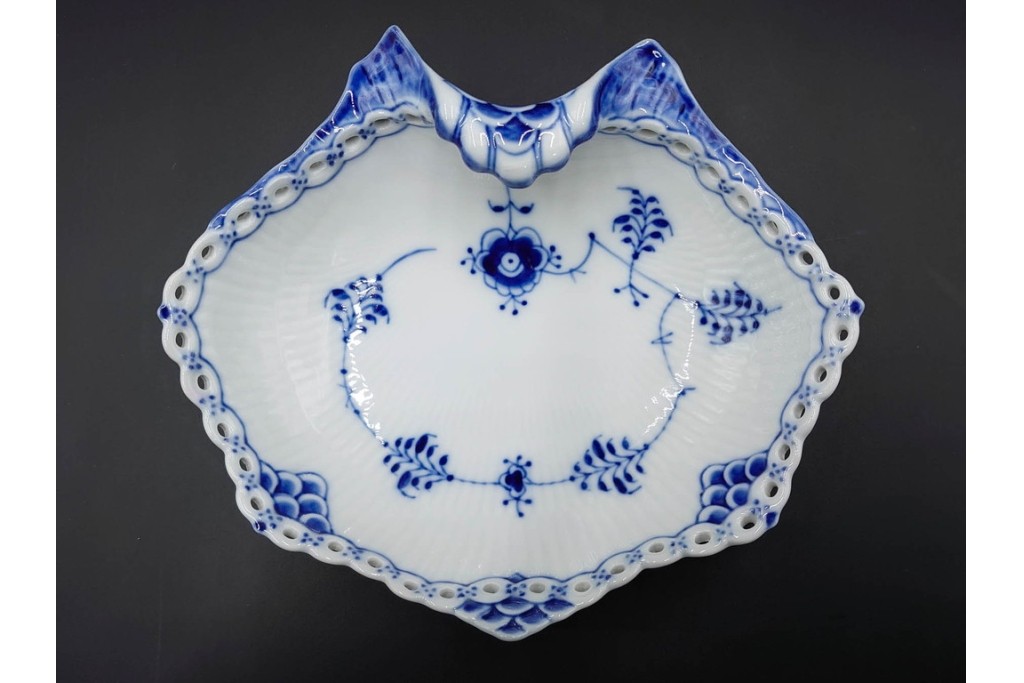 デンマーク製　ROYAL COPENHAGEN(ロイヤルコペンハーゲン)　ブルーフルーテッド　フルレース　透かしの縁飾りが優雅なシェルディッシュ　外箱付き　(R-085957)