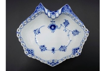 デンマーク製　ROYAL COPENHAGEN(ロイヤルコペンハーゲン)　ブルーフルーテッド　フルレース　透かしの縁飾りが優雅なシェルディッシュ　外箱付き　(R-085957)