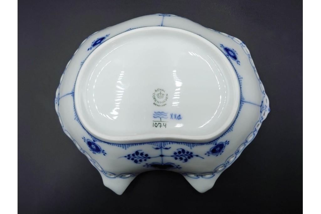 デンマーク製　ROYAL COPENHAGEN(ロイヤルコペンハーゲン)　ブルーフルーテッド　フルレース　透かしの縁飾りが優雅なシェルディッシュ　外箱付き　(R-085957)