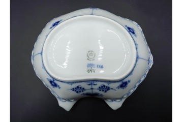 デンマーク製　ROYAL COPENHAGEN(ロイヤルコペンハーゲン)　ブルーフルーテッド　フルレース　透かしの縁飾りが優雅なシェルディッシュ　外箱付き　(R-085957)