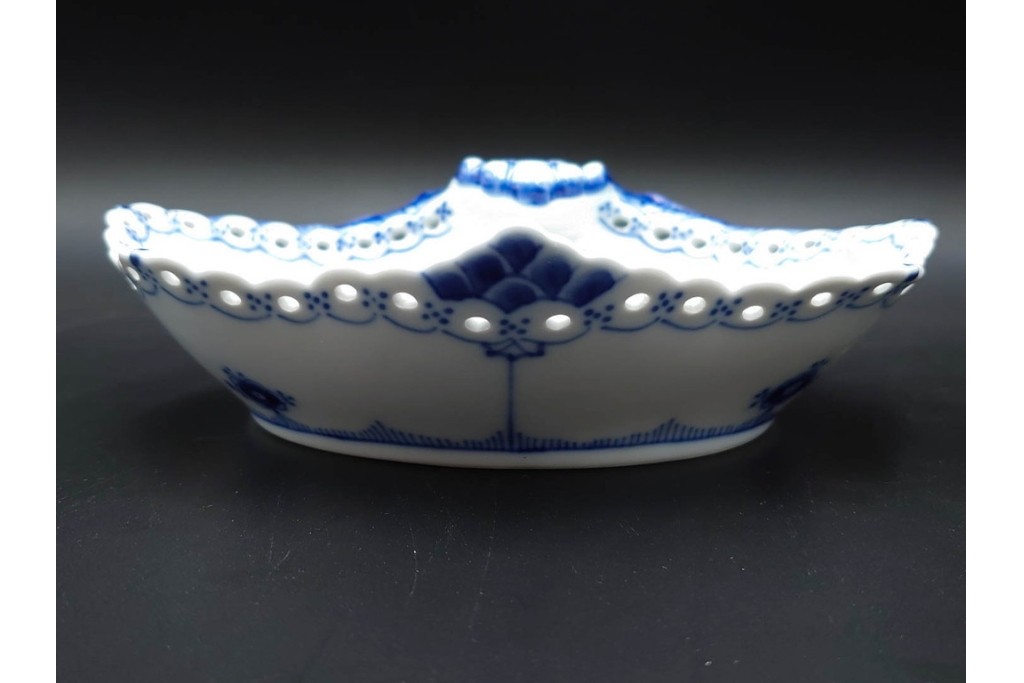 デンマーク製　ROYAL COPENHAGEN(ロイヤルコペンハーゲン)　ブルーフルーテッド　フルレース　透かしの縁飾りが優雅なシェルディッシュ　外箱付き　(R-085957)