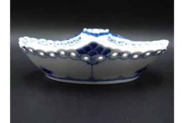 デンマーク製　ROYAL COPENHAGEN(ロイヤルコペンハーゲン)　ブルーフルーテッド　フルレース　透かしの縁飾りが優雅なシェルディッシュ　外箱付き　(R-085957)