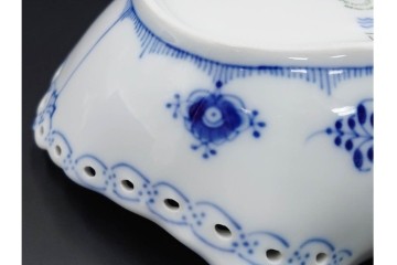 デンマーク製　ROYAL COPENHAGEN(ロイヤルコペンハーゲン)　ブルーフルーテッド　フルレース　透かしの縁飾りが優雅なシェルディッシュ　外箱付き　(R-085957)