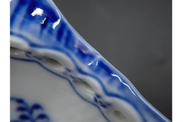 デンマーク製　ROYAL COPENHAGEN(ロイヤルコペンハーゲン)　ブルーフルーテッド　フルレース　透かしの縁飾りが優雅なシェルディッシュ　外箱付き　(R-085957)