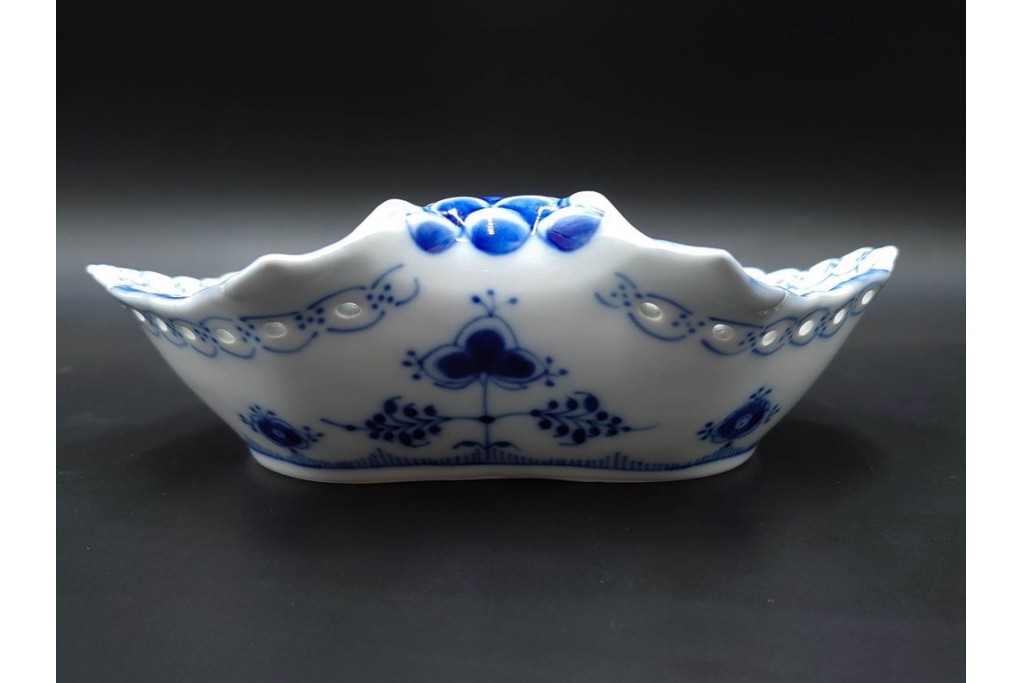 デンマーク製　ROYAL COPENHAGEN(ロイヤルコペンハーゲン)　ブルーフルーテッド　フルレース　透かしの縁飾りが優雅なシェルディッシュ　外箱付き　(R-085957)