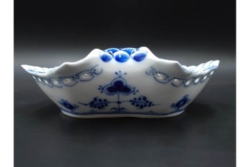 デンマーク製　ROYAL COPENHAGEN(ロイヤルコペンハーゲン)　ブルーフルーテッド　フルレース　透かしの縁飾りが優雅なシェルディッシュ　外箱付き　(R-085957)