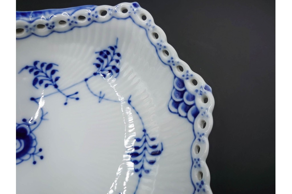 デンマーク製　ROYAL COPENHAGEN(ロイヤルコペンハーゲン)　ブルーフルーテッド　フルレース　透かしの縁飾りが優雅なシェルディッシュ　外箱付き　(R-085957)