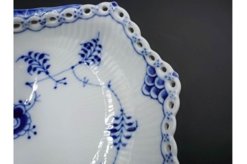 デンマーク製　ROYAL COPENHAGEN(ロイヤルコペンハーゲン)　ブルーフルーテッド　フルレース　透かしの縁飾りが優雅なシェルディッシュ　外箱付き　(R-085957)