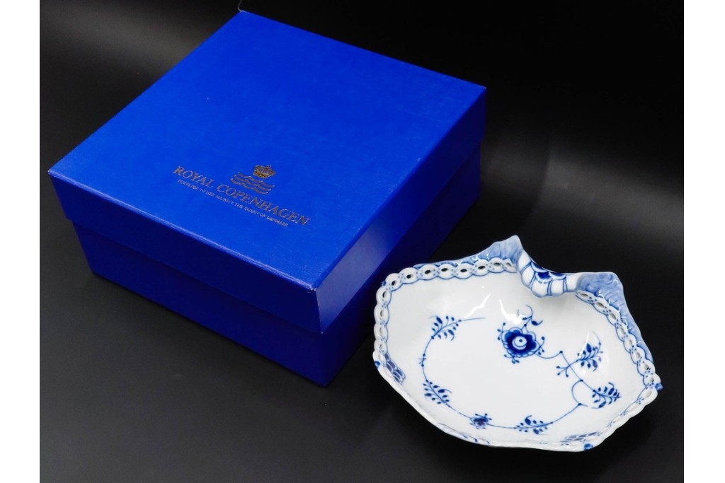 デンマーク製　ROYAL COPENHAGEN(ロイヤルコペンハーゲン)　ブルーフルーテッド　フルレース　透かしの縁飾りが優雅なシェルディッシュ　外箱付き　(R-085958)