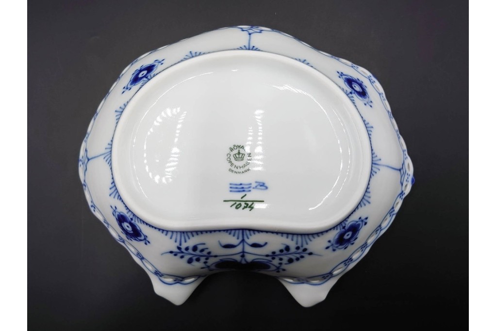 デンマーク製　ROYAL COPENHAGEN(ロイヤルコペンハーゲン)　ブルーフルーテッド　フルレース　透かしの縁飾りが優雅なシェルディッシュ　外箱付き　(R-085958)