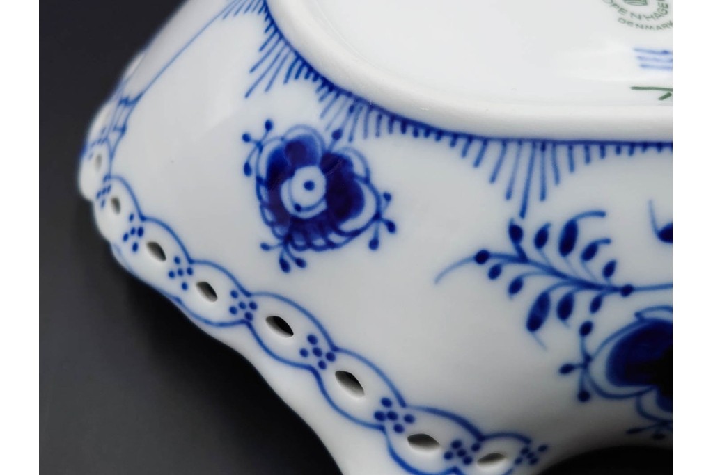 デンマーク製　ROYAL COPENHAGEN(ロイヤルコペンハーゲン)　ブルーフルーテッド　フルレース　透かしの縁飾りが優雅なシェルディッシュ　外箱付き　(R-085958)