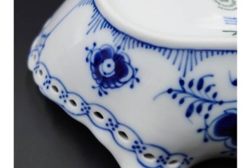 デンマーク製　ROYAL COPENHAGEN(ロイヤルコペンハーゲン)　ブルーフルーテッド　フルレース　透かしの縁飾りが優雅なシェルディッシュ　外箱付き　(R-085958)