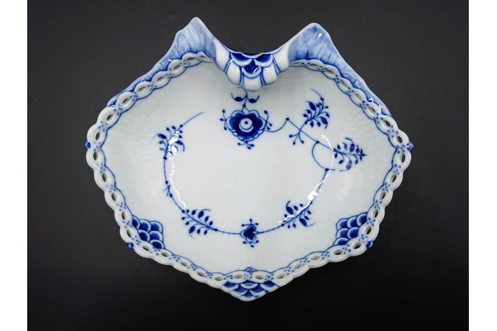 デンマーク製　ROYAL COPENHAGEN(ロイヤルコペンハーゲン)　ブルーフルーテッド　フルレース　透かしの縁飾りが優雅なシェルディッシュ　外箱付き　(R-085958)